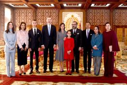 Image du Maroc Professionnelle de  Sa Majesté le Roi Mohammed VI accompagné de la famille royale pose avec le Roi Felipe VI d'Espagne et de la Reine Dona Letizia au Palais royal de Rabat, le 13 Février 2019. De gauche à droite : Princesse Lalla Kaltoum, Princess Lalla Meryem, Prince héritier Moulay Hassan, Roi Don Felipe VI, Reine Dona Letizia, Princesse Lalla Khadija, Roi Mohammed VI, Prince Moulay Rachid, Princesse Lalla Asmaa et la Princesse Lalla  Hasnaa. (Photo/ SPPR) via Jalilbounhar.com

 